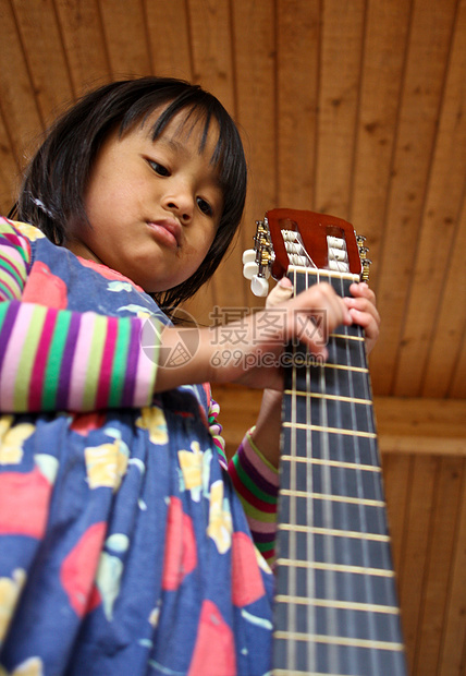 弹吉他细绳学习吉他手女孩音乐乐器吉他图片