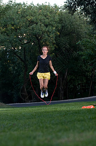 跳绳运动绳索森林健身房女士图片