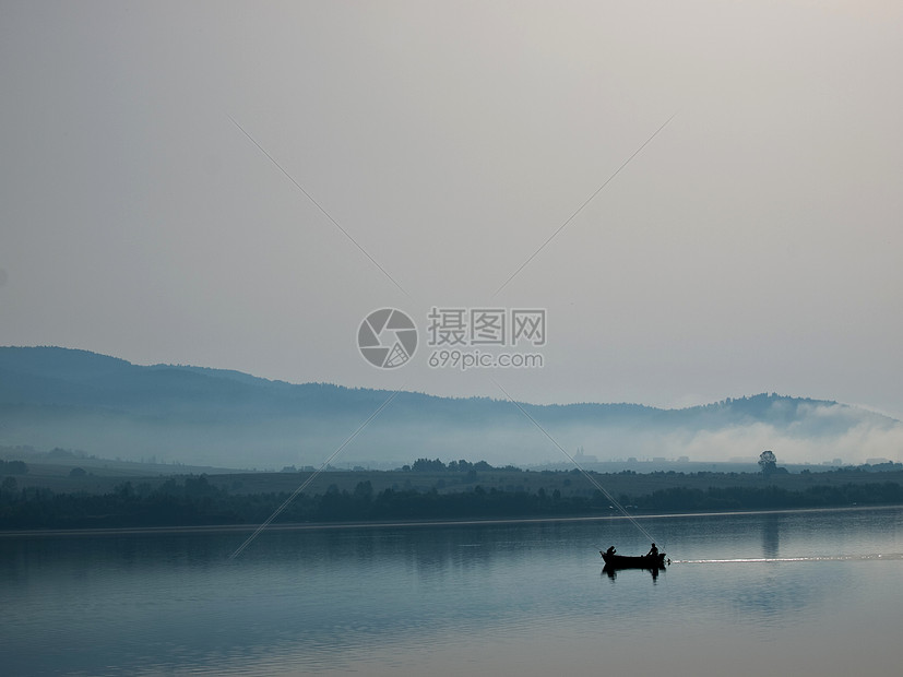 湖上的船只场景退休男士爱好图片