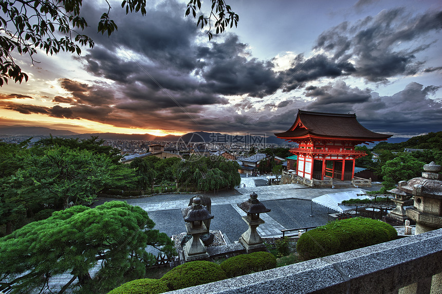 京都遗产日落橙子城市清水天空红色戏剧性爬坡神社图片