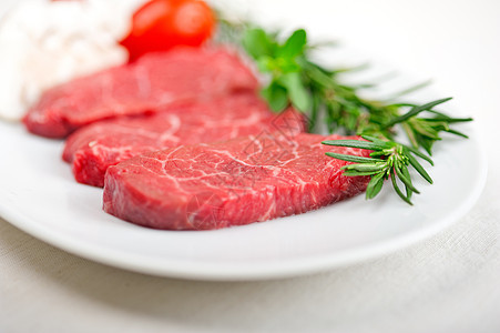 神户三扎基牛肉绿色红色用餐牛扒午餐盘子奶牛迷迭香美食大理石纹图片