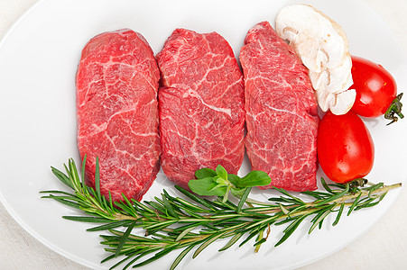 神户三扎基牛肉白色美食红色食物牛扒奶牛盘子绿色迷迭香大理石纹图片
