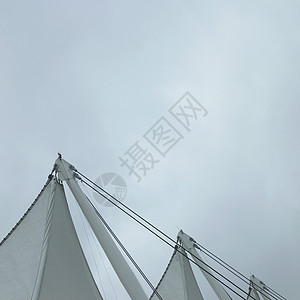 白帆和天空螺栓天蓝色蓝色中心电线三角形风帆材料建筑地标图片