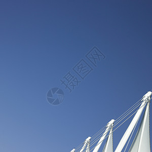 帆船和蓝天空广场螺栓摩天大楼三角形天空建造中心电缆天蓝色建筑图片