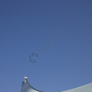 帆船和蓝天空中心蓝色帐篷建筑篷布电线会议建造电缆天空图片