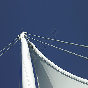 帆船和蓝天空帐篷螺栓会议地标摩天大楼三角形风帆中心桅杆电缆图片
