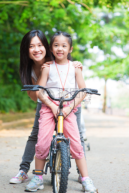 亚洲家庭骑自行车图片