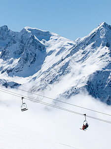 阿尔卑斯山的坐椅升起滑雪机图片