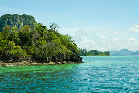 海洋和山岳热带假期天空石灰石植物群侵蚀群岛岩石蓝色爬坡图片