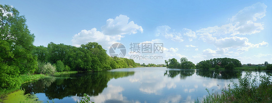 蓝色天空和湖泊的美丽的坐椅风景图片