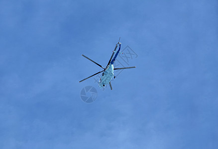 蓝天空中的直升机航班旅行蓝色速度空气飞行转子运输天空螺旋桨图片