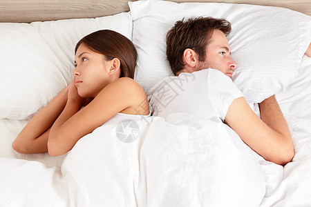 在床上有婚姻问题的夫妻关系不和图片