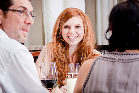 餐厅中快乐笑笑着的人们女士女性讲话生日朋友们酒精闲暇成人男人团体图片