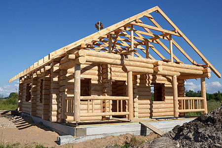 原木小屋以原木建造的房屋住宅木头财产蓝色木工日志建筑学乡村框架天空背景