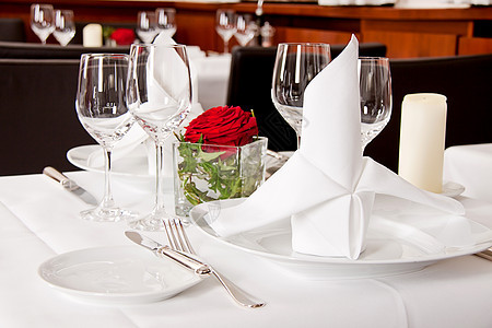 餐厅装饰餐具表格中的空盘器刀具餐巾酒杯奢华午餐水晶桌子酒店宴会盘子图片