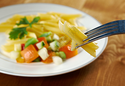 美味的通心面桌子美食烹饪创造力菜板西红柿素菜木头食物宏观图片