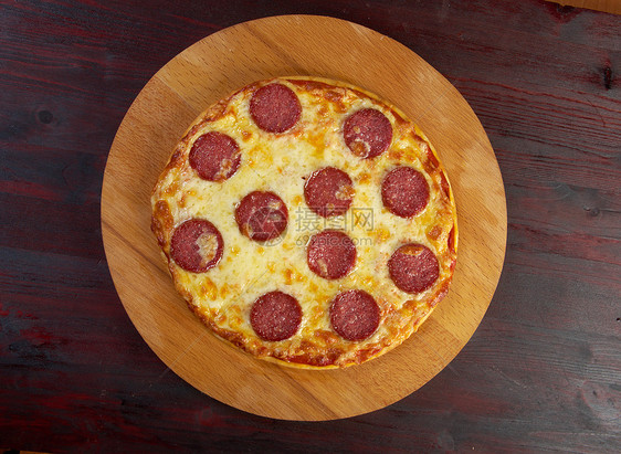 自己制造的披萨披萨辣椒圆圈圆形午餐脆皮小吃食物营养图片