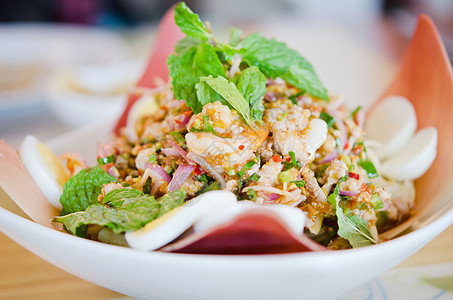 亚焦辣色沙拉海鲜蔬菜红色沙拉猪肉盘子食物绿色图片