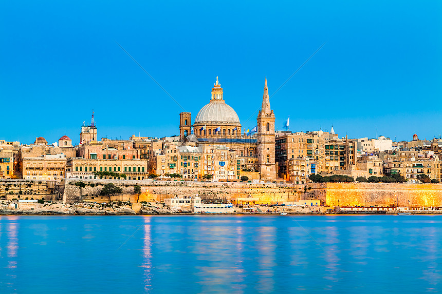 马耳他瓦莱塔天际圆顶地标黄色遗产时光历史性建筑全景蓝色图片