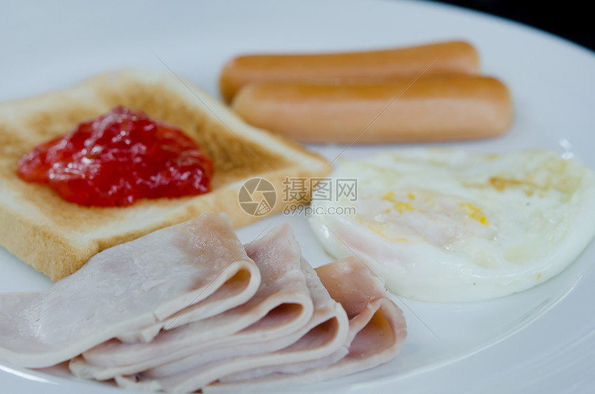 拥抱早餐香肠面包鸡蛋食物白色猪肉红色营养蔬菜盘子图片