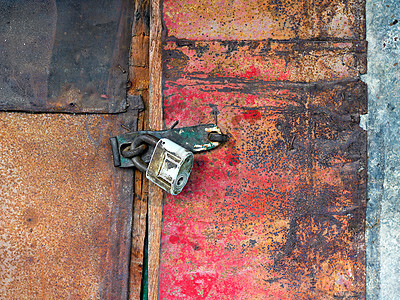 谷仓门上的旧锁图片