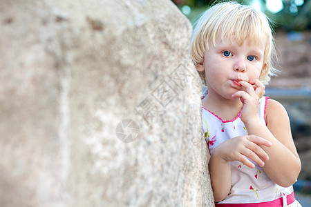 女孩对石头感到惊讶白色童年兴趣手指孩子女性惊奇惊喜图片