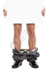 裤子脱下的男人拿着空白标牌背景图片