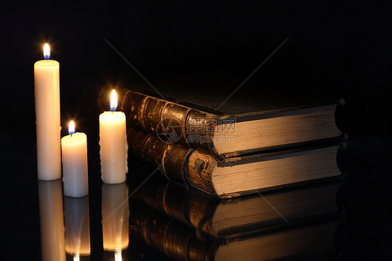 书和蜡烛宗教悲伤记忆场景火焰悲哀烛光灯芯信仰图片