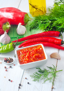 番茄和辣椒新鲜酱团体烹饪胡椒蔬菜香味美食香料香气玻璃食物图片