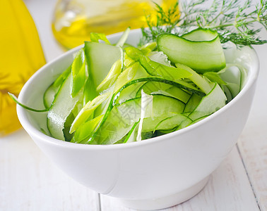 新鲜沙拉加黄瓜和绿菜小吃蔬菜敷料宏观沙拉产品午餐长叶饮食种子图片