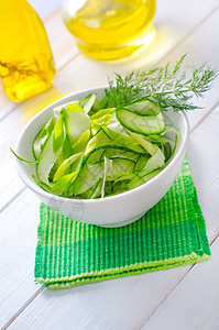 新鲜沙拉加黄瓜和绿菜食物蔬菜宏观产品香料美食薄荷叶子莴苣长叶图片