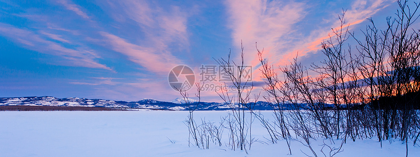 冰冻的拉贝格湖加拿大风景地区领土顶峰全景山顶仙境紫色山脉农村图片