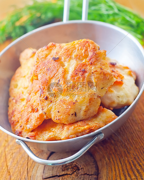 鸡和绿菜的炸鸡切片餐巾桌子芳香厨房午餐洋葱餐饮食物香菜沙拉图片