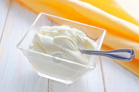 玻璃碗中酸酸奶油美食饮食食物奶制品甜点牛奶盘子食谱营养生物图片
