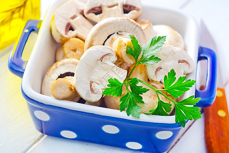 蘑菇食物桌子木头餐厅木板烹饪蔬菜香菜收成营养图片