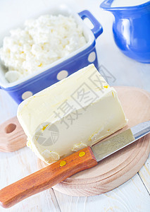 黄油 牛奶和小屋木板玻璃奶油瓶子叶子蓝色农场生活早餐桌布图片