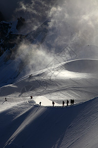 阿尔卑斯人指导危险冻结晴天冒险旅行登山自由运动男性高清图片