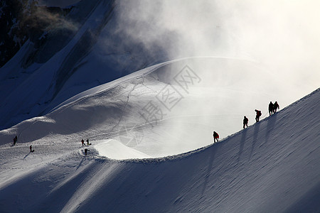 阿尔卑斯人高度顶峰运动首脑指导风景危险旅行背包游客高清图片