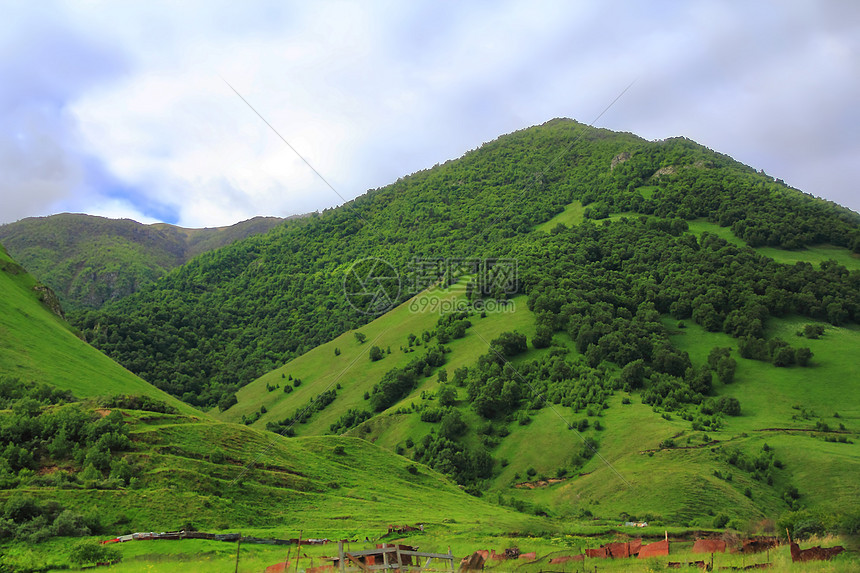 高加索绿色山脉的夏季风景景观高度全景木头绿色森林季节悬崖顶峰叶子岩石图片