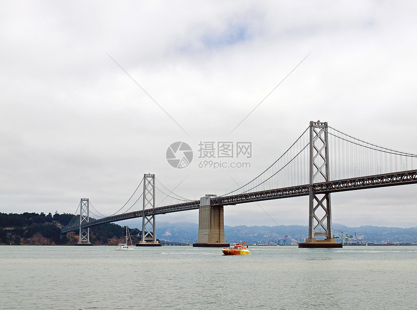 旧金山湾大桥在云天电缆运输旅游城市地标旅行汽车建筑天空市中心图片