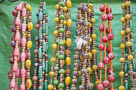 印度街头市场的彩色珠宝首饰图片