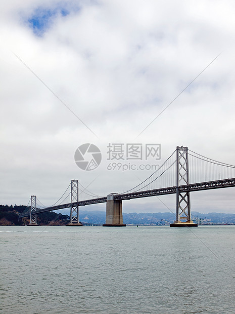 旧金山湾大桥在云天运输地标跨度宝藏天空水路建筑历史性旅游电缆图片