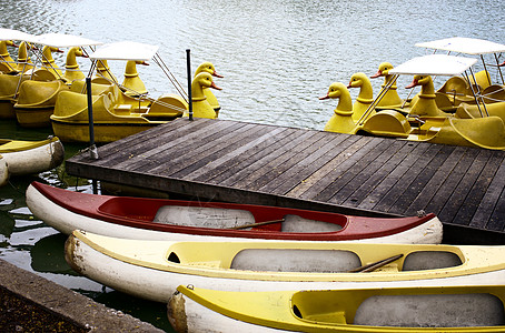 码头黄鸭船图片