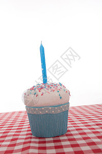 生日纸杯蛋糕巧克力庆典粉色家庭蜡烛卷发食物甜点装饰烘焙背景图片