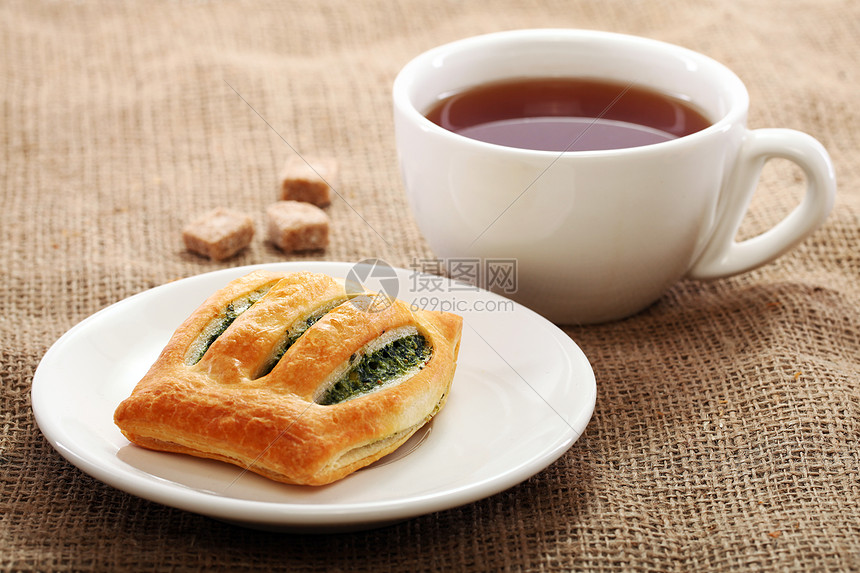 茶杯和桌布上的面包液体杯子甜点休息咖啡店宏观饮料食堂食物黄油图片
