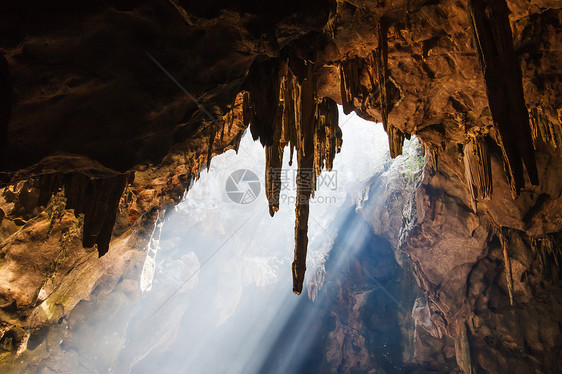 洞穴中的阳光射线石灰石光束耀斑岩石反射太阳阴影海洋钟乳石图片