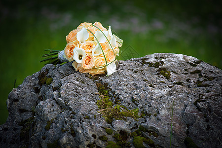 结婚戒指和玫瑰花束花联盟宝石庆典传统钻石玫瑰婚姻夫妻订婚礼物图片