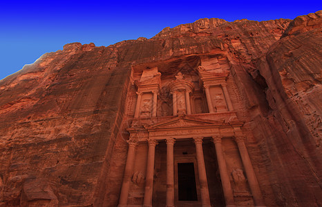 财政部在约旦佩特拉的幌子石头雕刻沙漠寺庙宝藏遗产金库文化旅行砂岩图片