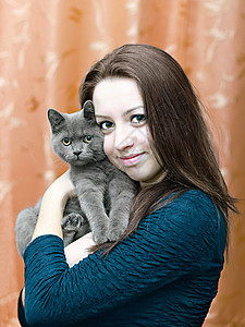 美丽的女孩 猫在手女士微笑宠物毛皮小猫头发孩子幸福生活家庭图片