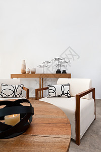 客厅中的棕白家具建筑学休息室奢华房子扶手椅设计师地面烛台蜡烛织物图片